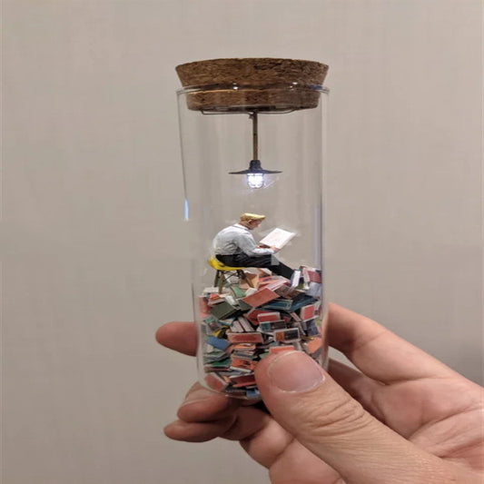 Diorama en Tubo de Ensayo "El lector" con Luz